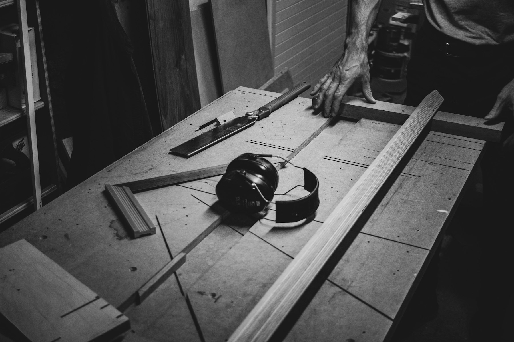 L’ébéniste au travail à l’établi