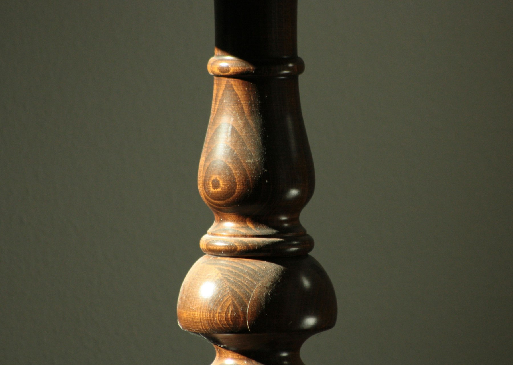 Pied de meuble sculpté