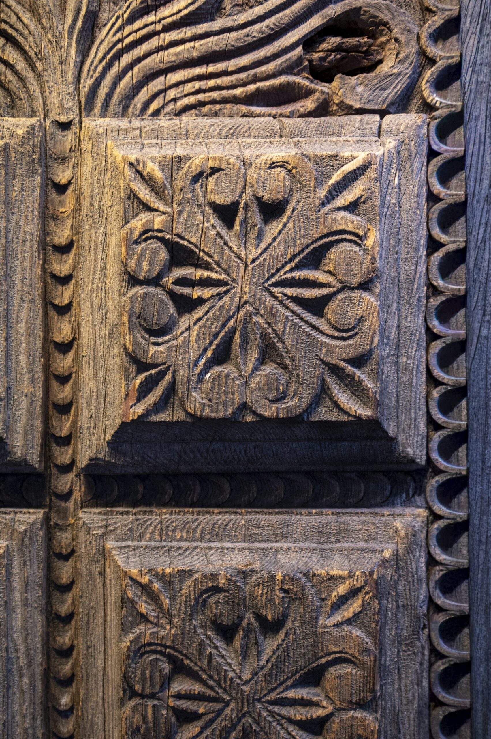 Sculpture florale sur bois ancien