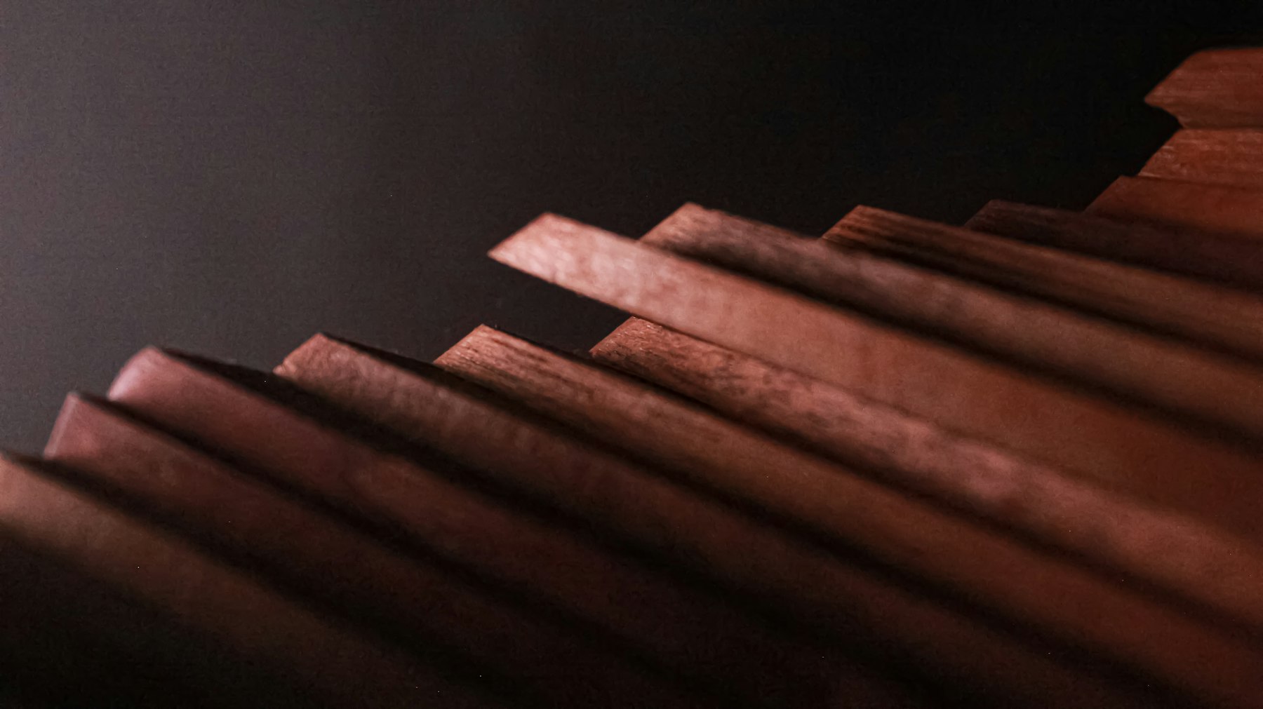 Structure en bois sur fond noir