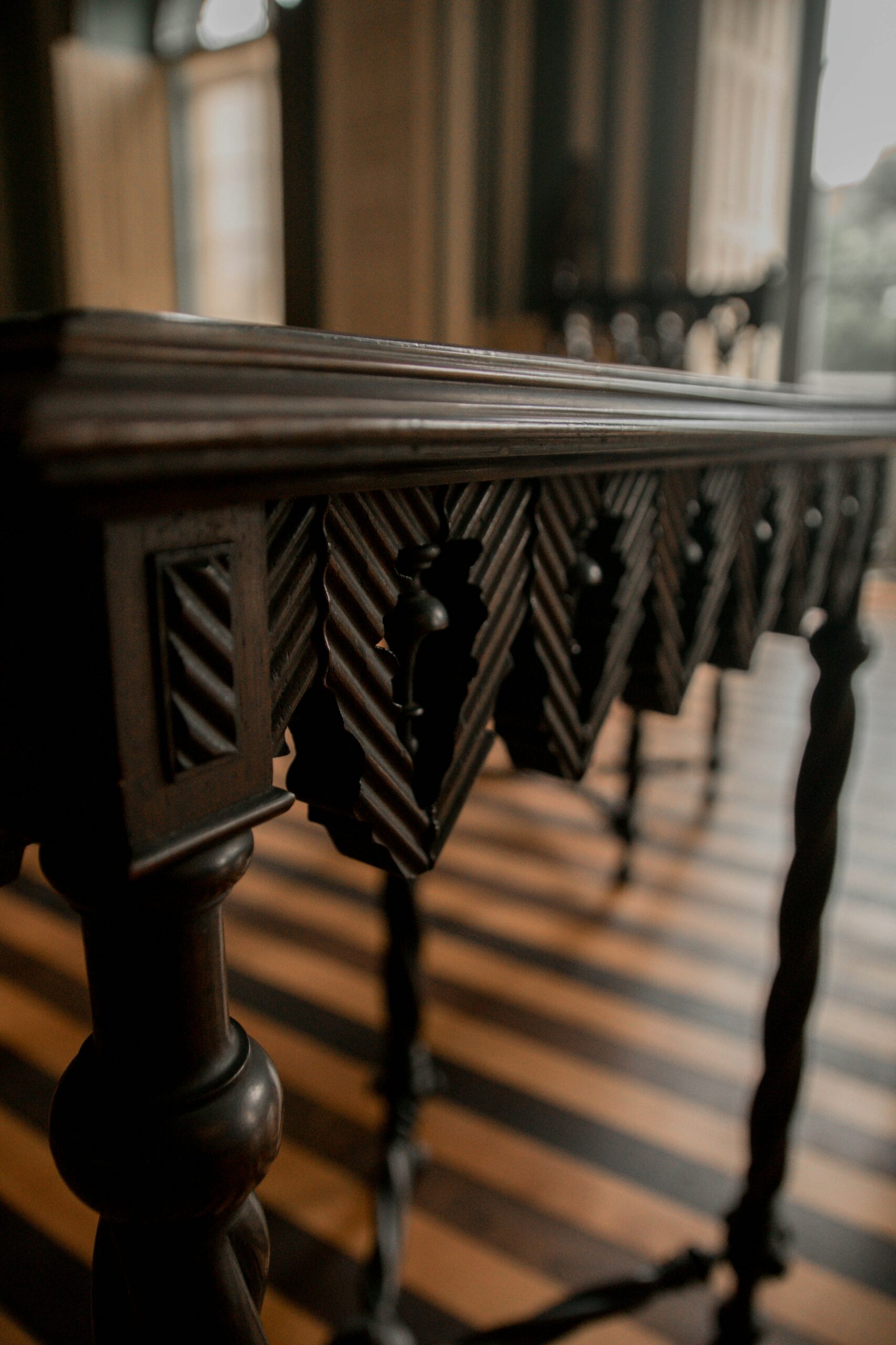 Table en bois sombre aux détails sculptés